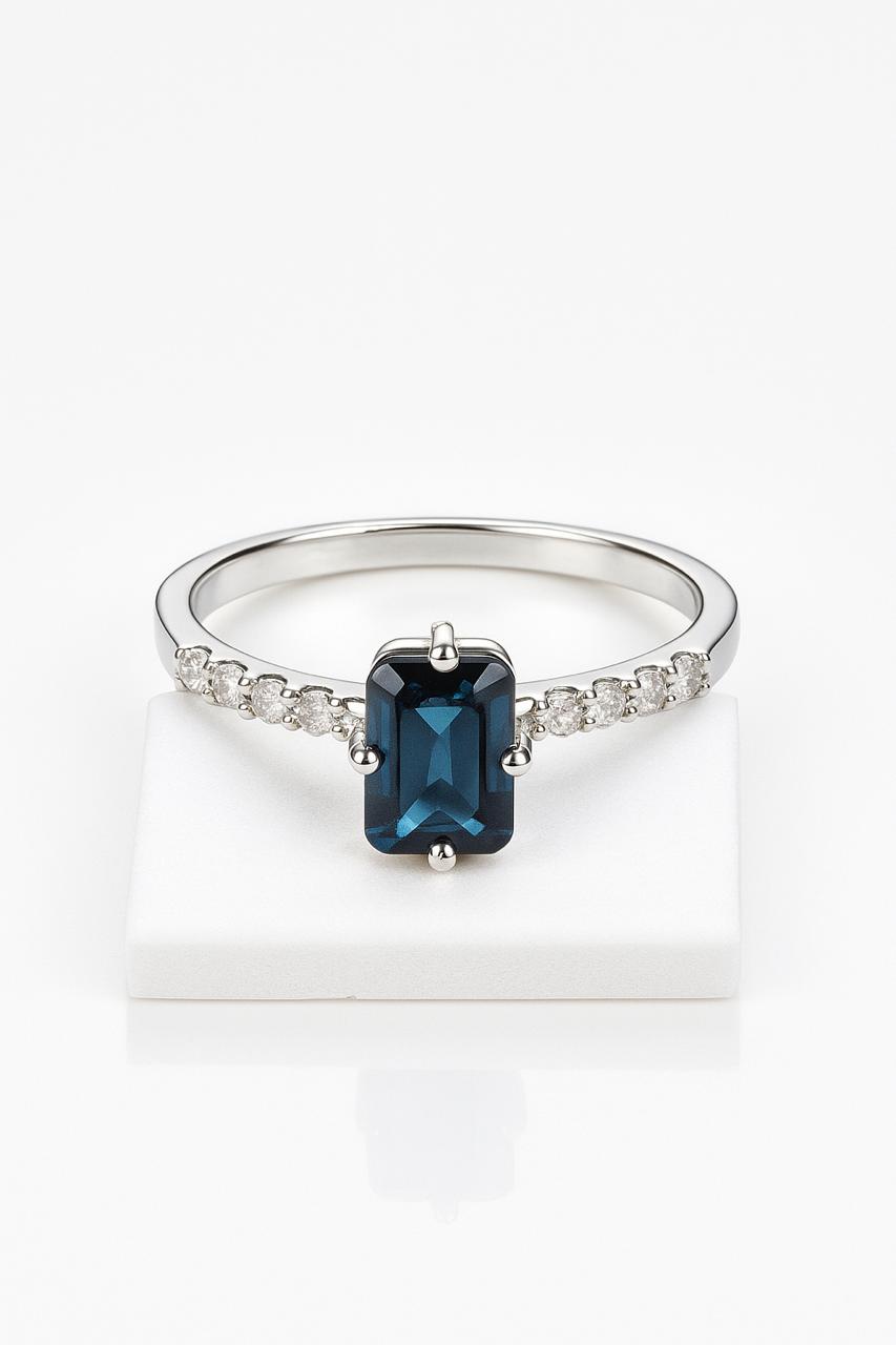 Anillo de plata con piedra azul