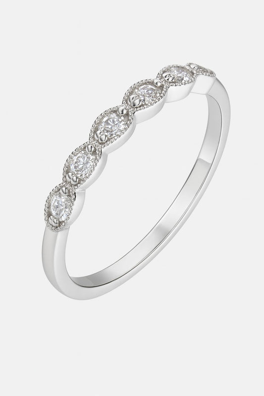 Anillo plataedo con pequeñas zirconias